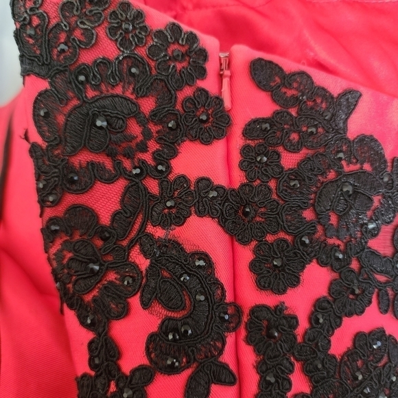 Dave & Johnny Red Dress Black Floral Applique Size 7/8 Knee Length Short Formal - Picture 5 of 7